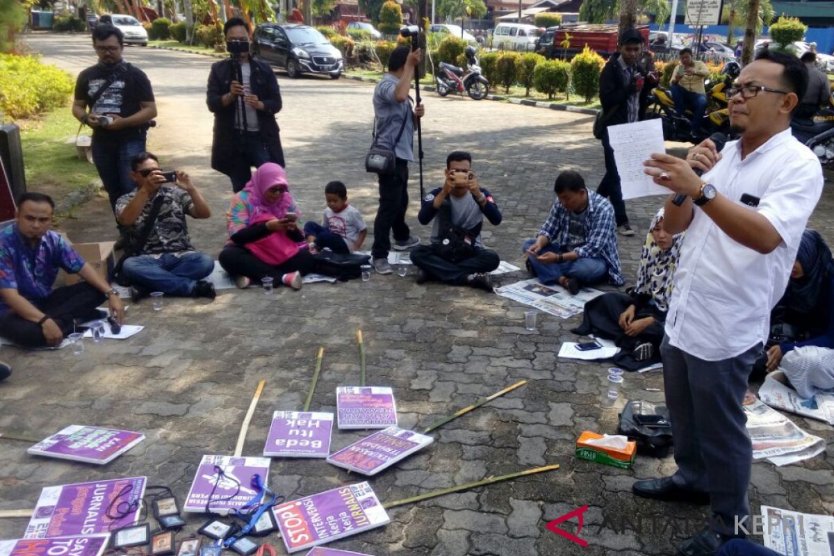 Mahasiswa UM Magelang bagikan ratusan pin antirokok