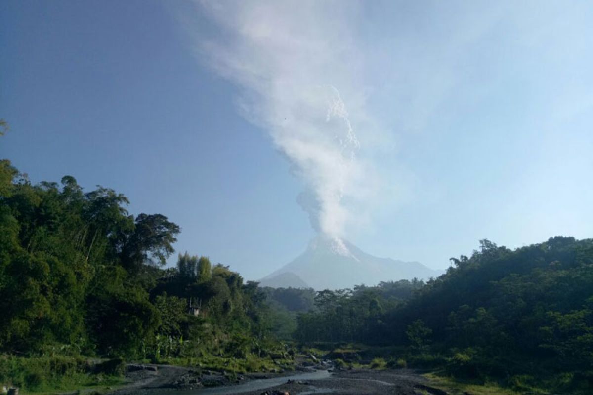 Gunung Merapi kembali meletus Kamis pagi