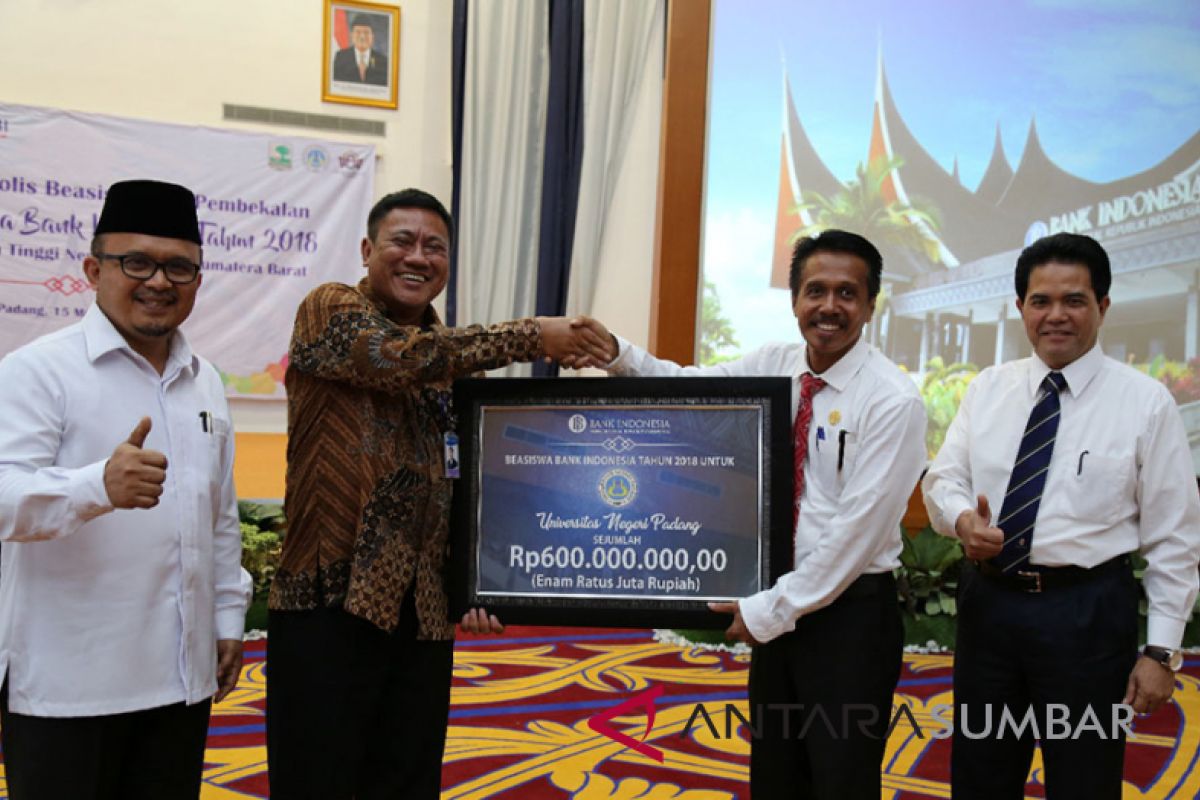 50 UNP Students Get Bank Indonesia Scholarship