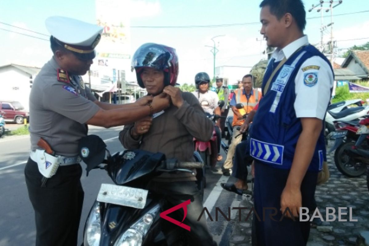 Polisi bagikan helm gratis untuk pengendara di Jakarta