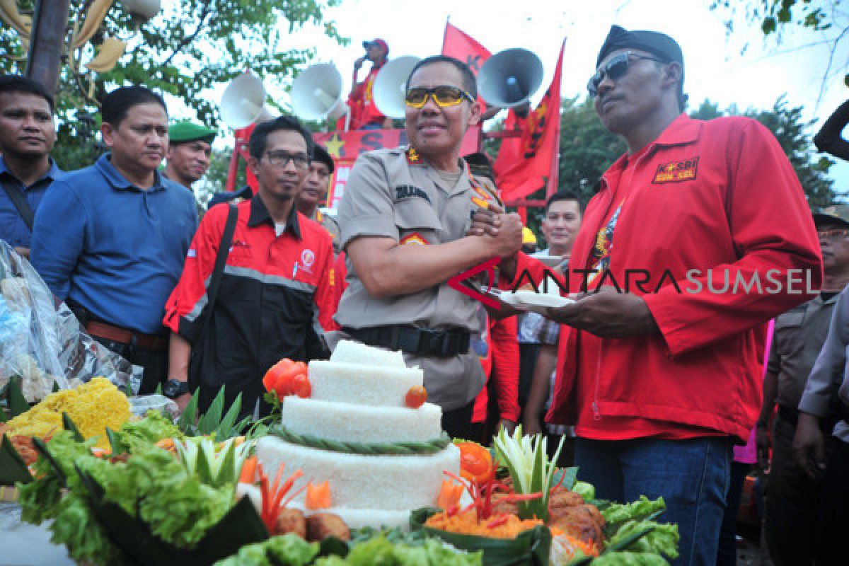 Kapolda Sumsel terima nasi tumpeng dari buruh