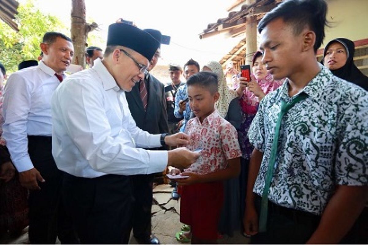 Pelajar tak Mampu di Banyuwangi dapat Bantuan Uang Saku/Transportasi