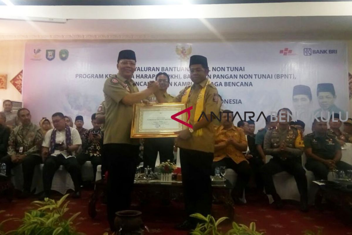 Menteri Sosial serahkan bantuan PKH di Bengkulu