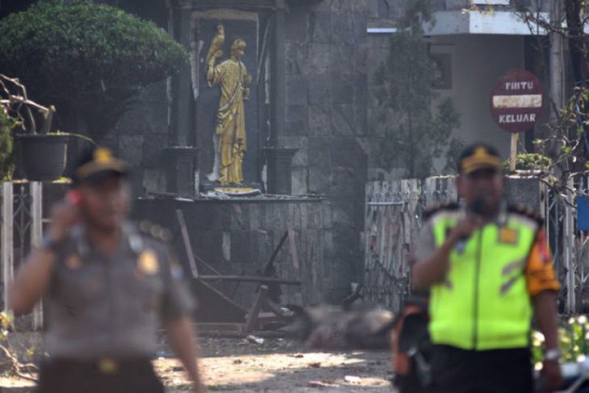 Pelaku bom bunuh diri di Surabaya seorang ibu dan anak