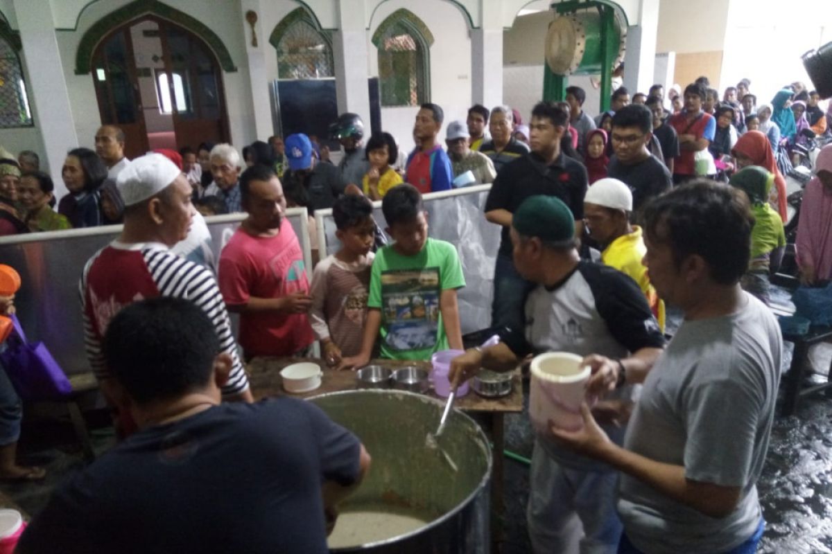 Masjid Darussalam bagikan 1.100 porsi bubur samin