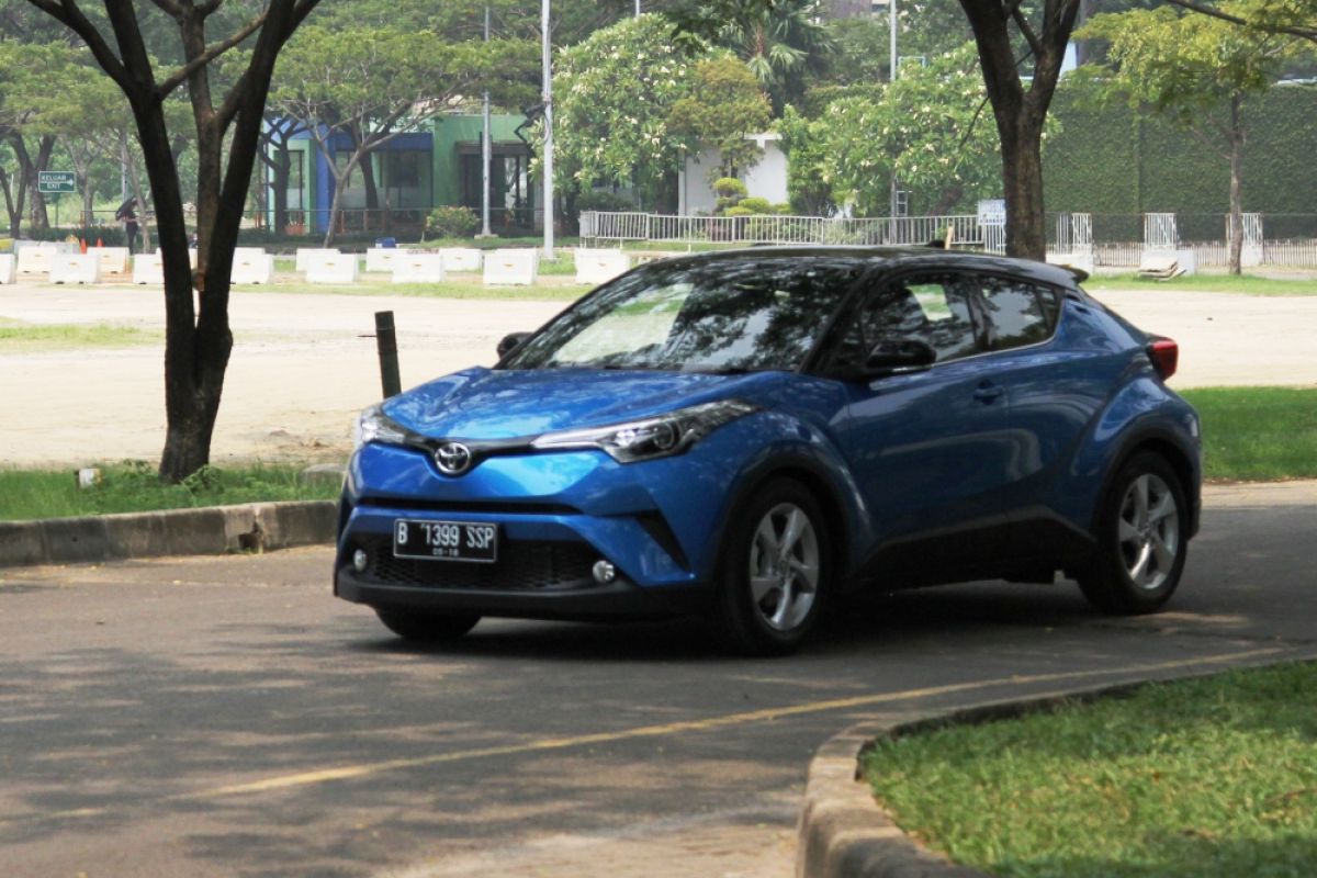 Mencicipi Toyota C-HR