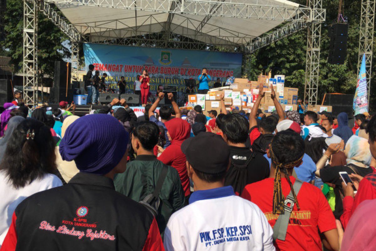 Pekerja Tangerang dangdutan rayakan Hari Buruh