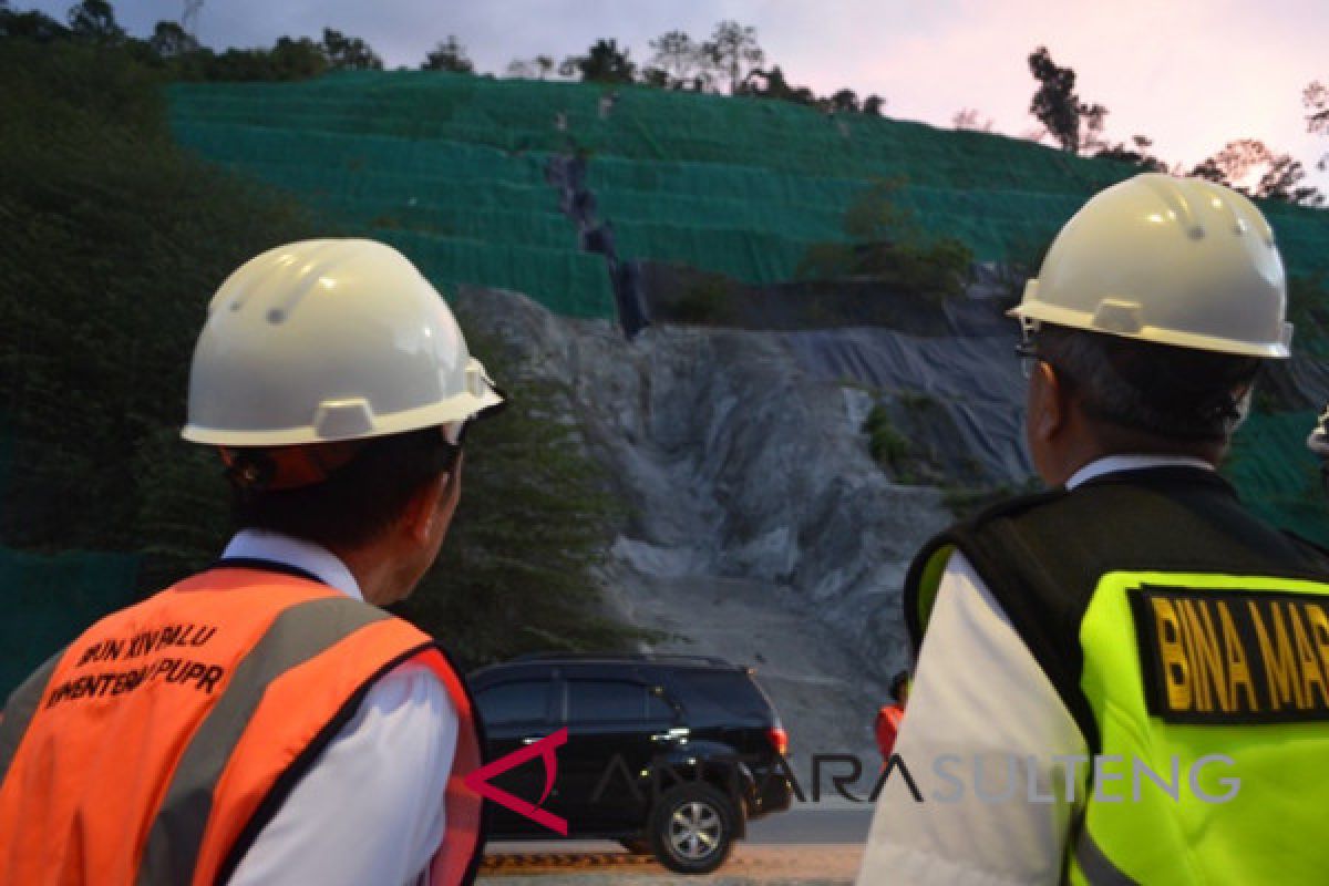 Menyarungi lereng demi selamatkan jalan nasional Tawaeli-Toboli