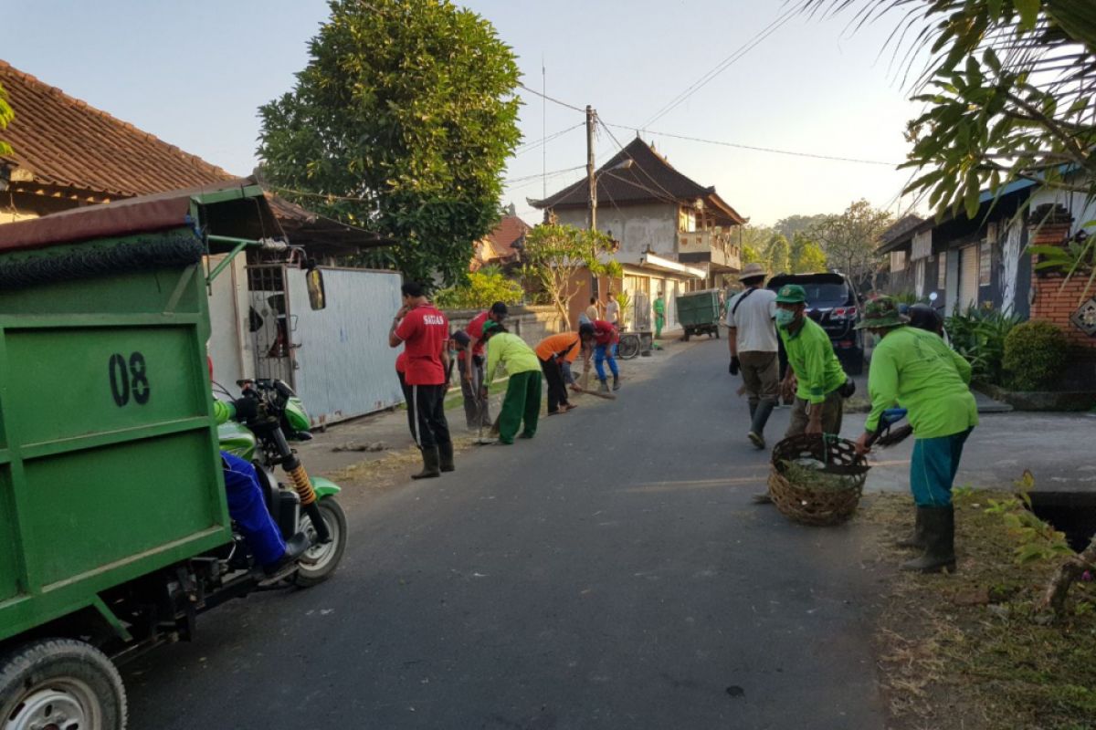 DLH-masyarakat Gianyar gotong royong bersihkan lingkungan