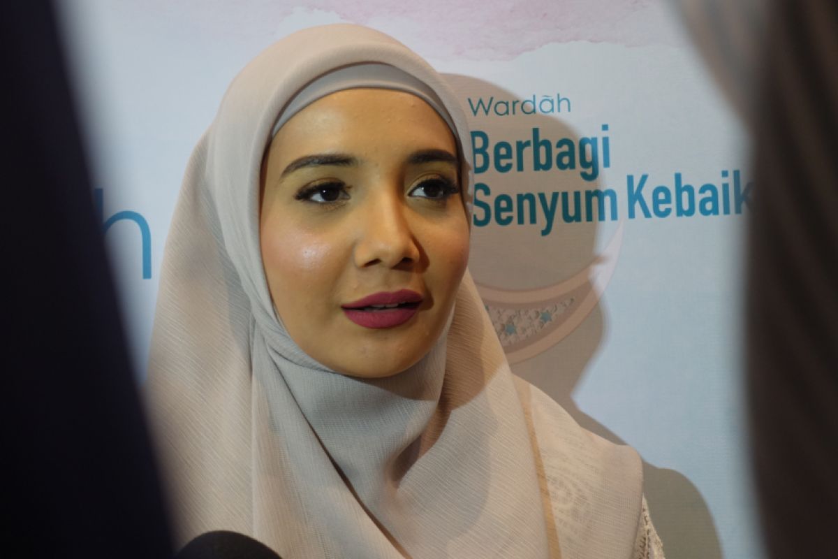 Zaskia Sungkar bersihkan masjid saat Ramadhan