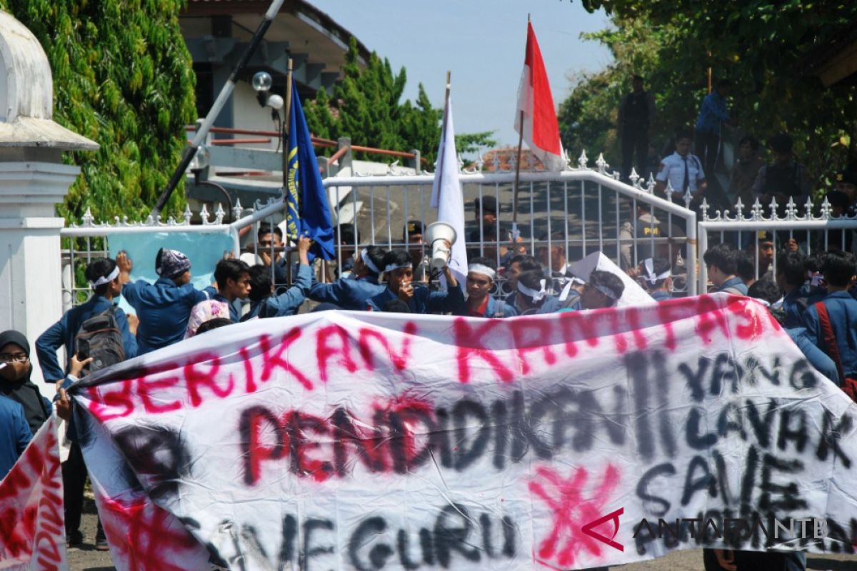 Ratusan mahasiswa Mataram berunjuk rasa peringati Hardiknas