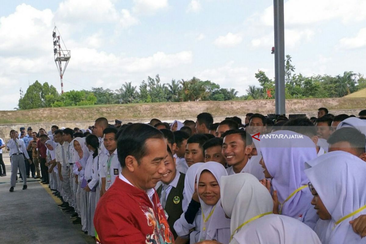 Jokowi Ingatkan Pelajar Bermedsos untuk Sebarkan Nasionalisme (Video)