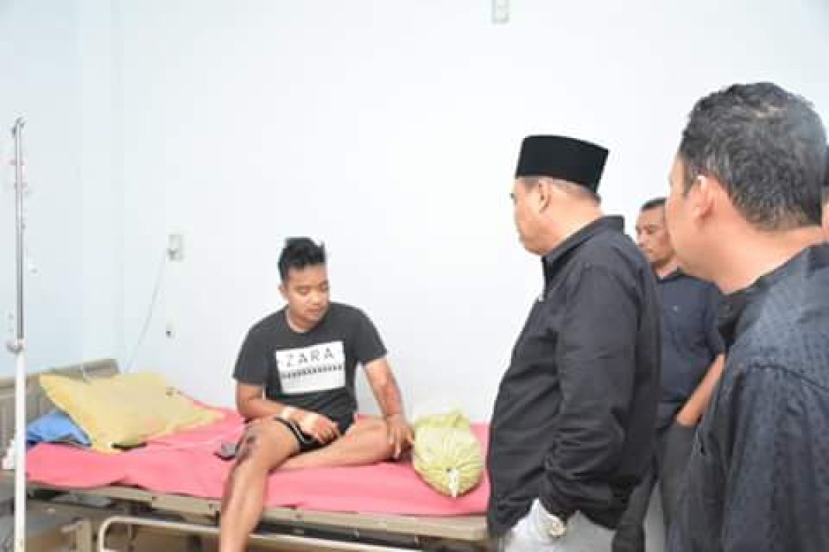 Walikota bezuk staf humas pp