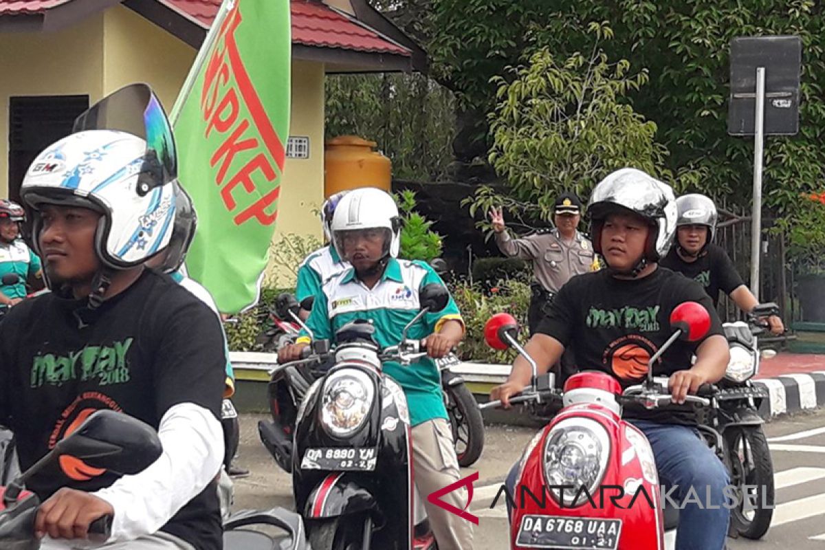 Pekerja Tabalong bagi - bagi makanan ke panti asuhan