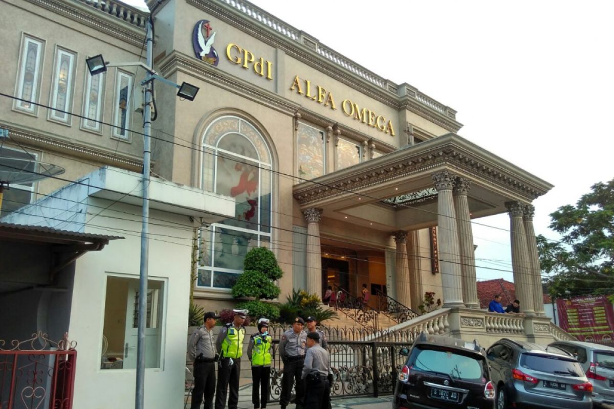 Polres Bojonegoro Lakukan Penjagaan Empat Gereja Gelar Misa Sore (Video)