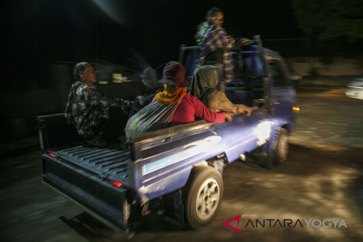 55 warga lereng Merapi bertahan di pengungsian