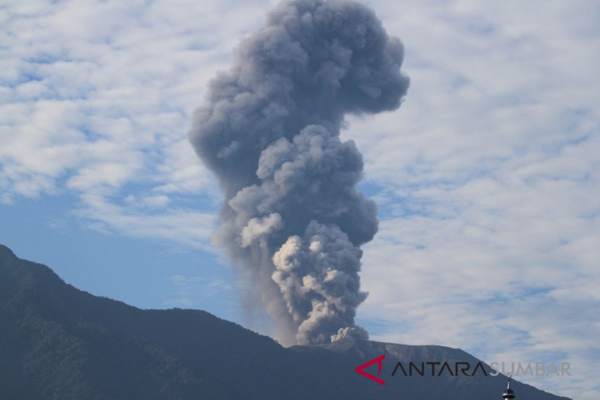 Gunung Marapi kembali erupsi setinggi 4.000 meter dari puncak kawah