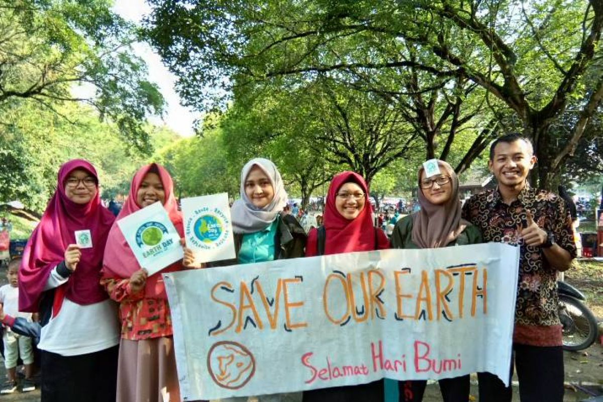 Aksi kreatif mahasiswa IPB peringati Hari Bumi