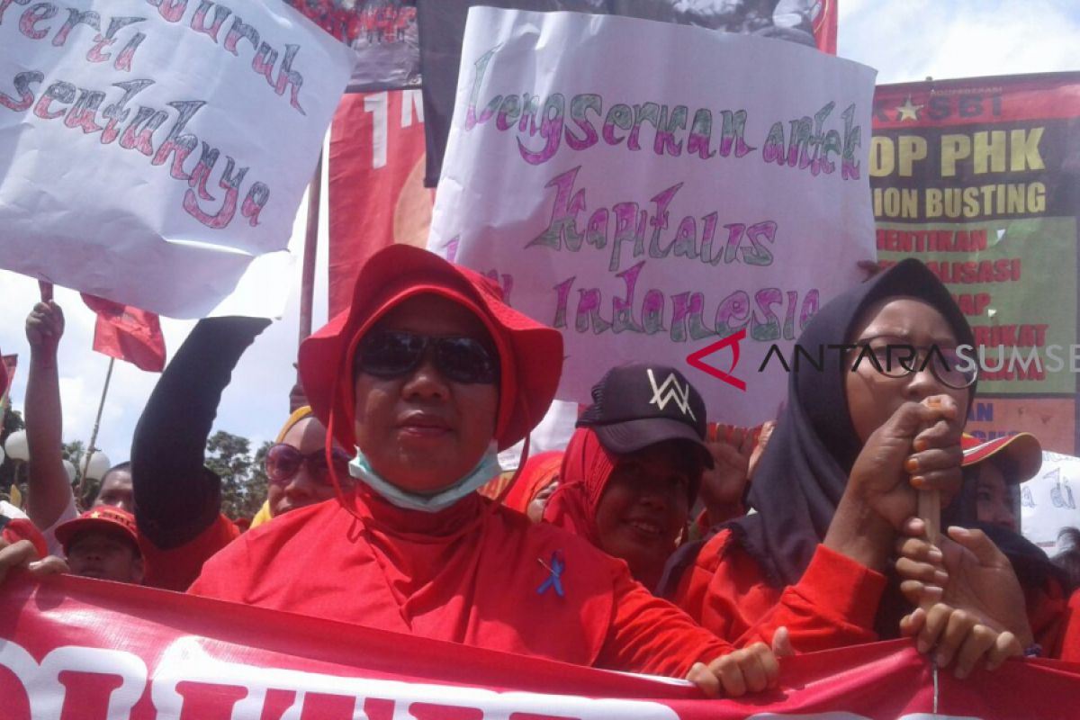 Buruh perempuan demo tuntut harga barang turun