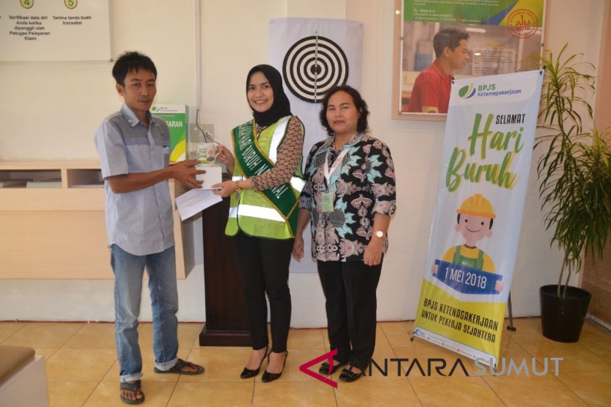 Hari Buruh, BPJS Ketenagakerjaan Padangsidimpuan bagikan sarapan gratis - souvenir