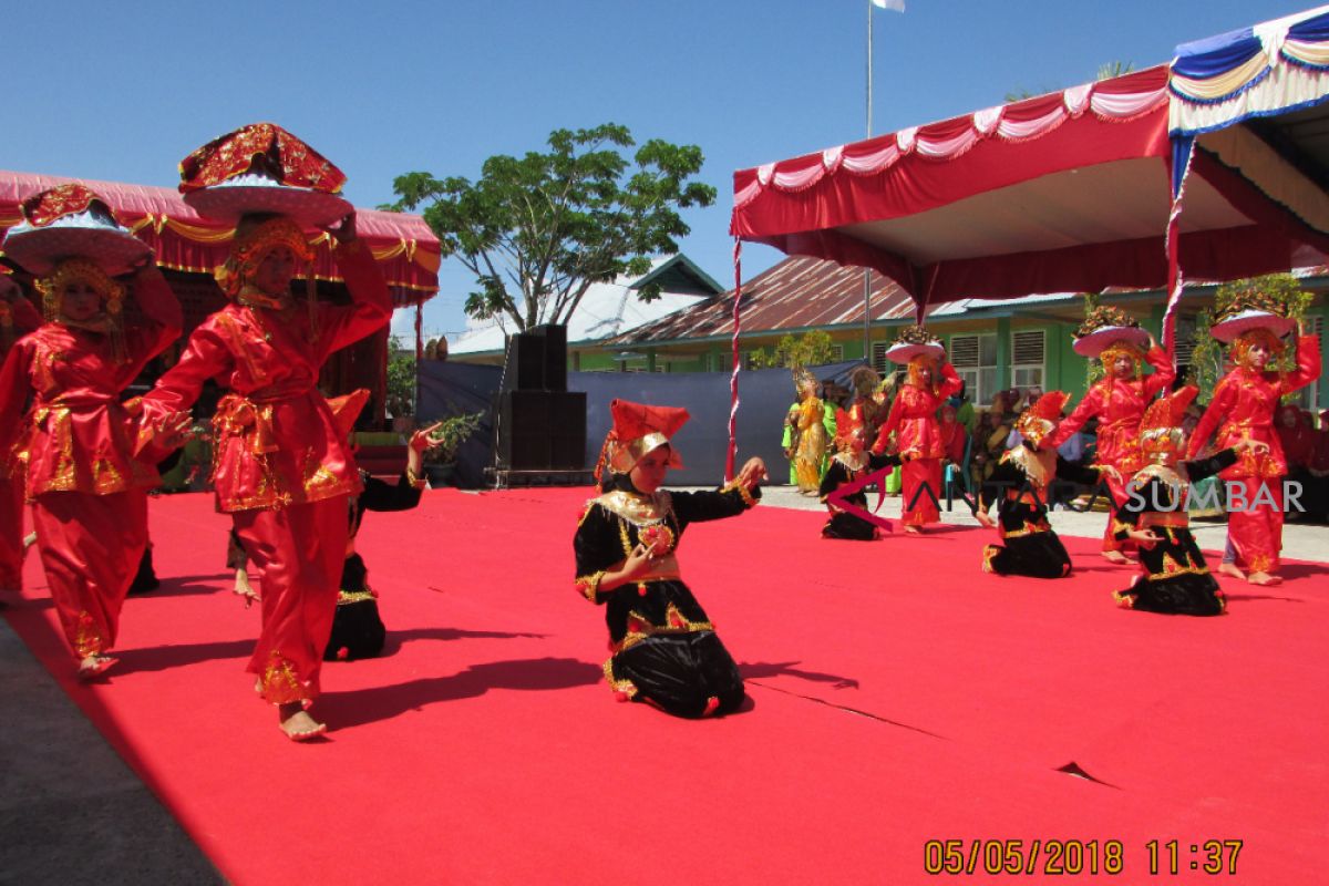 Tarian Minang dengan iringan talempong meriahkan perayaan HUT RI di Brunei