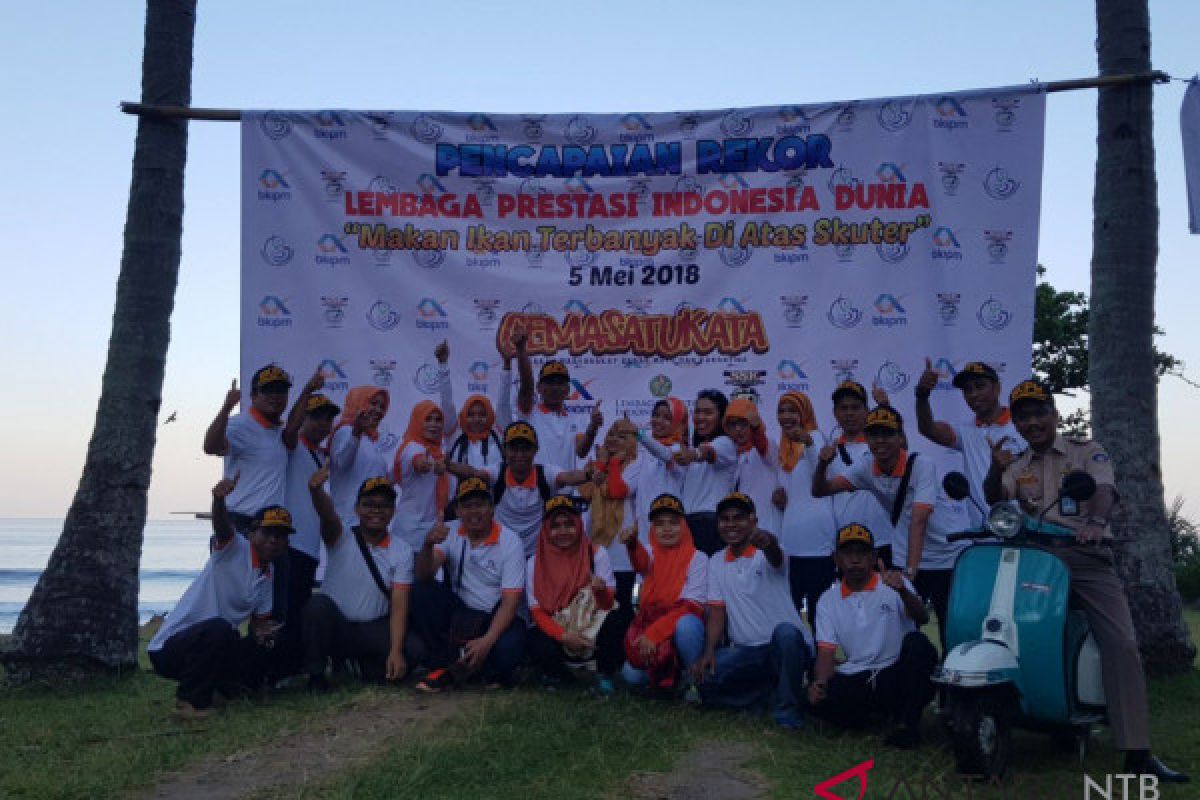 BKIPM Mataram ciptakan rekor makan ikan di atas skuter