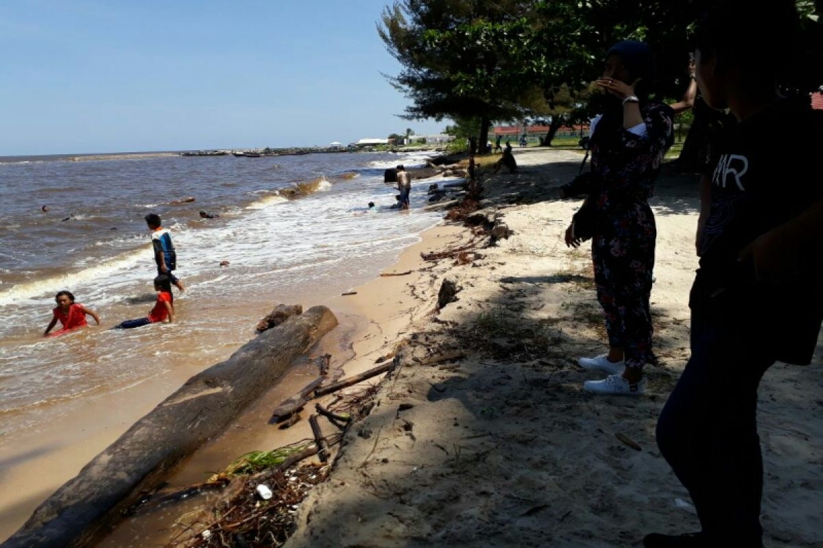 Darurat, 1.000 karung pasir tangani abrasi Pantai Ujung Pandaran