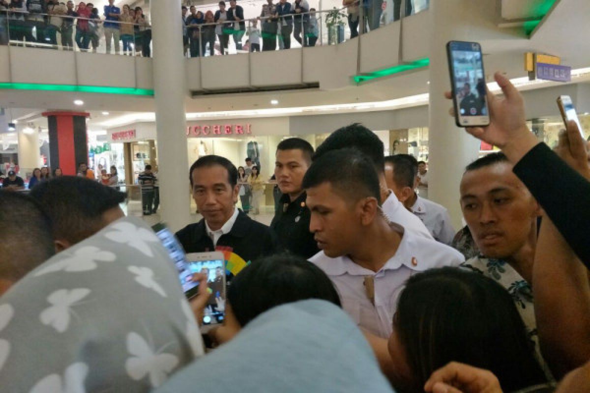 Presiden Jokowi blusukan ke mal di Pekanbaru