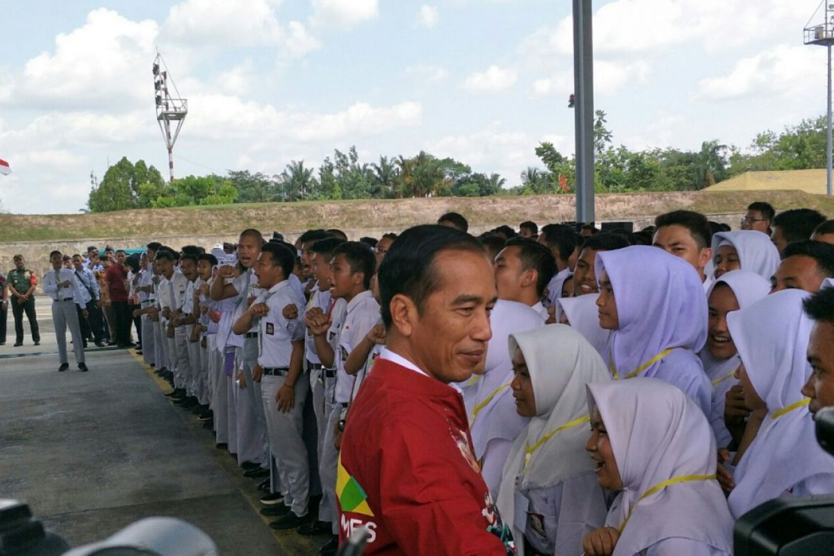 Jokowi ajak pelajar pakai medsos untuk pupuk nasionalisme