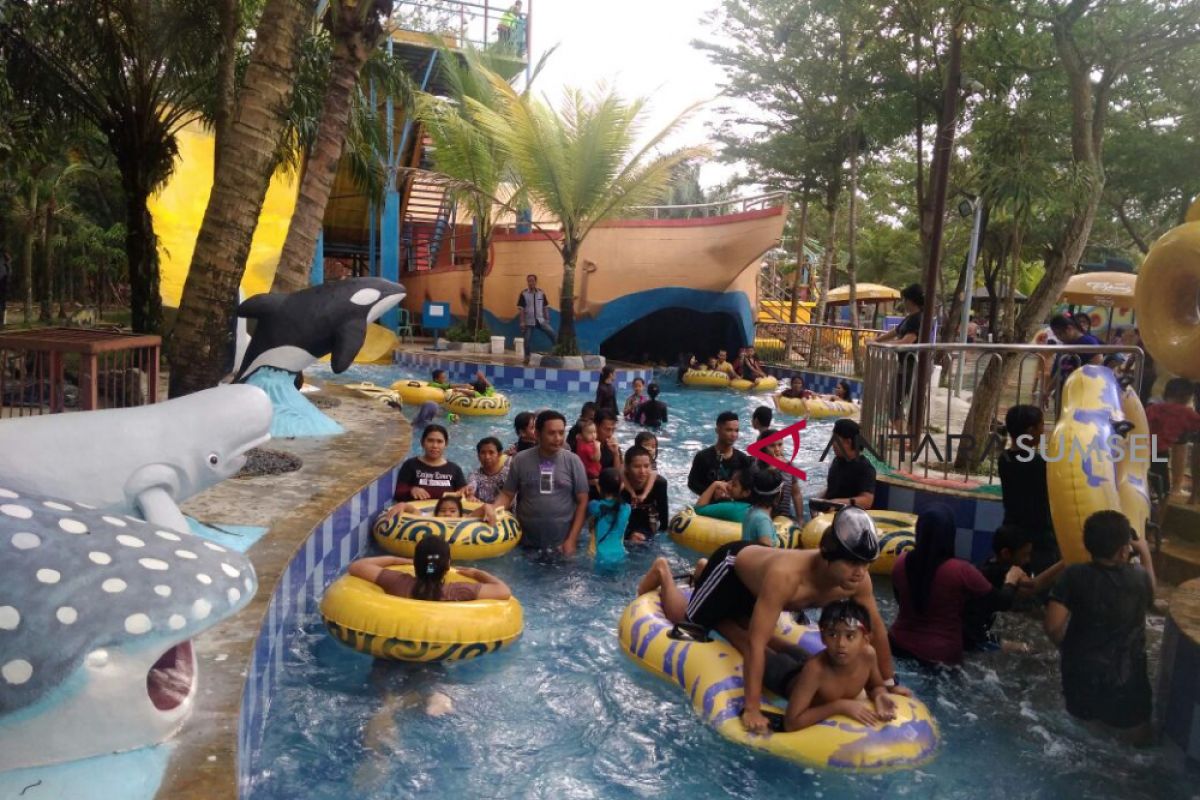 Warga sumsel isi libur berwisata air di OPI Water Fun