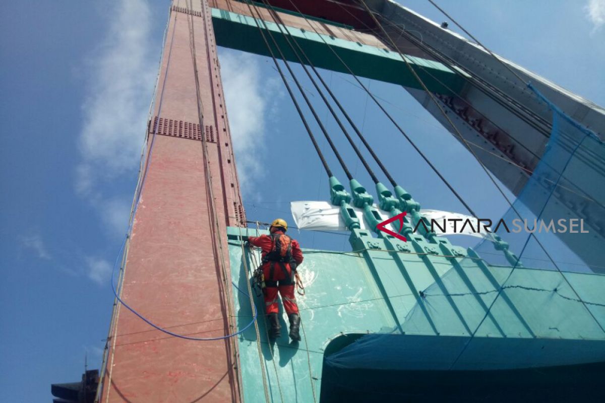 Jembatan Ampera dicat ulang