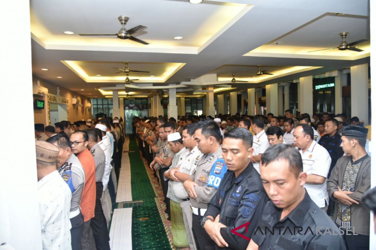 South Kalimantan Police perform shalat ghaib for fallen Brimob members