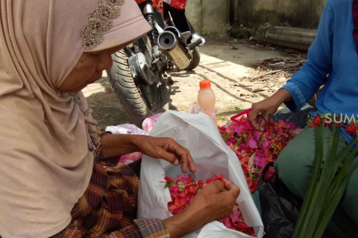 Nurhayati 30 tahun berdagang bunga ziarah makam