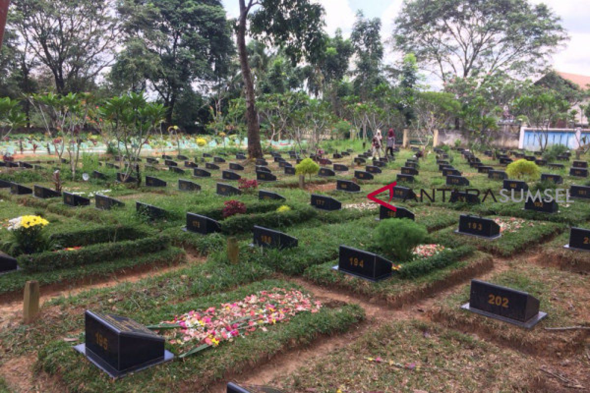 Berkah pembersih makam menjelang Ramadhan
