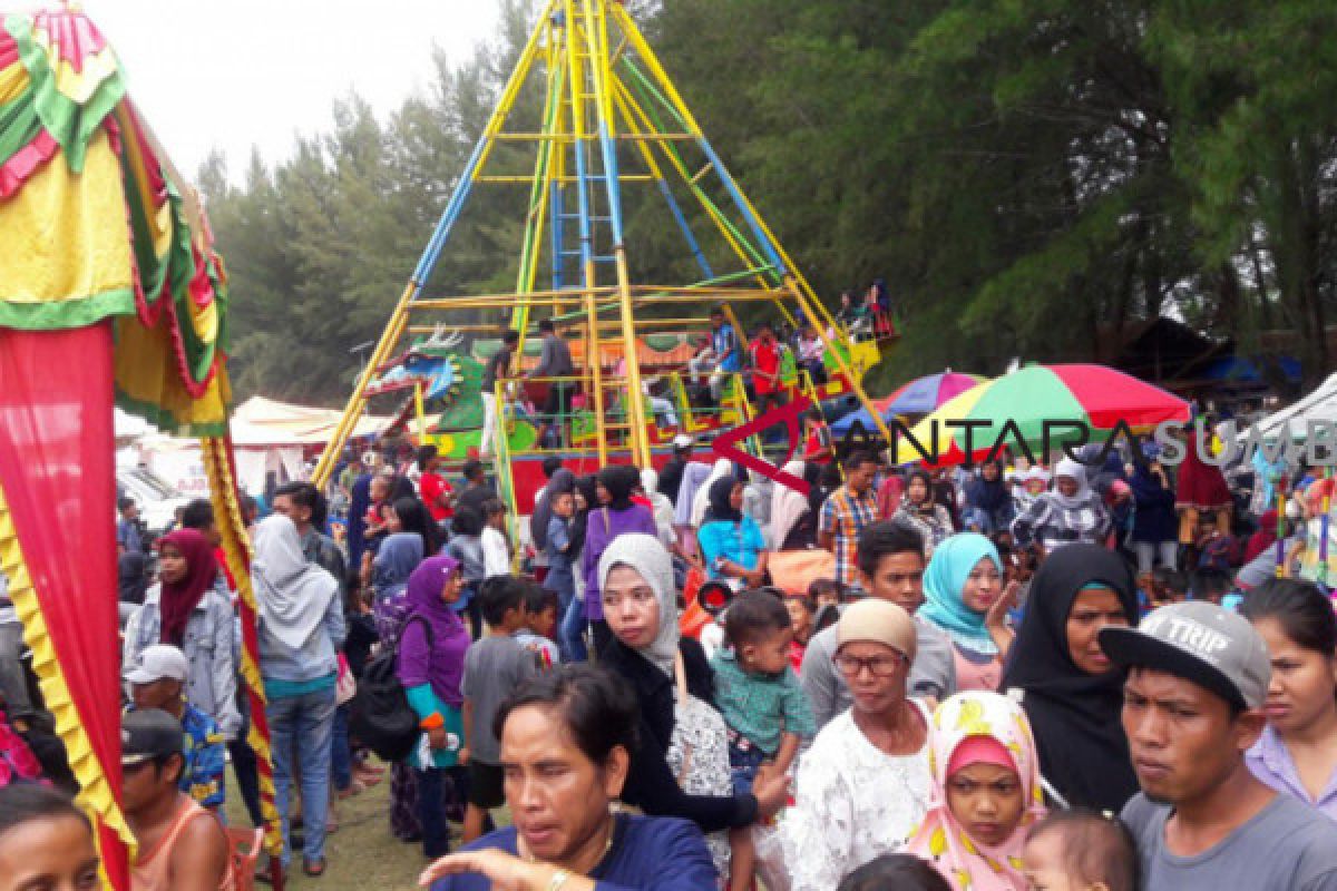 Warga Agam tumpah ruah pada pesta pantai di Pasi Tiku