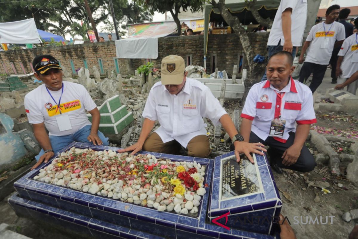 Ziarah ke makam mbah putri, Edy sebut Mabar kampungnya