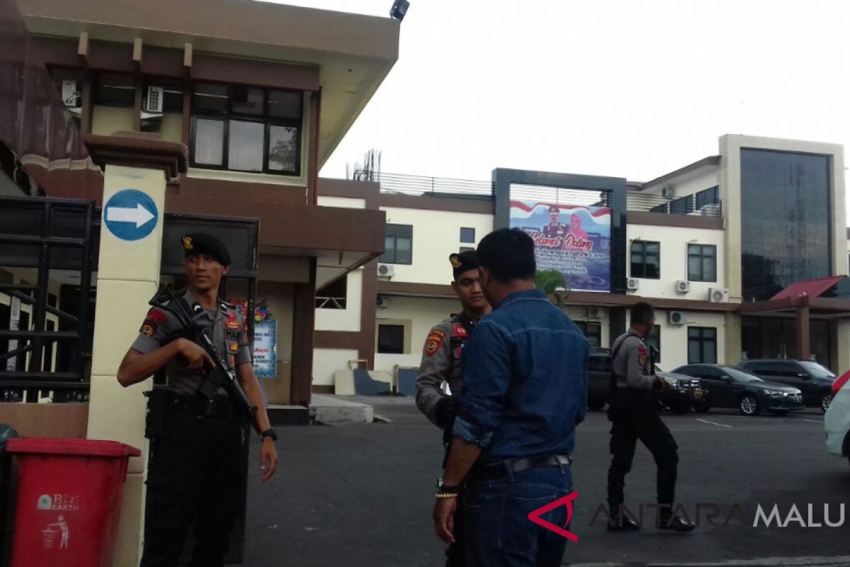 Pintu masuk Polda dan Polres diperketat