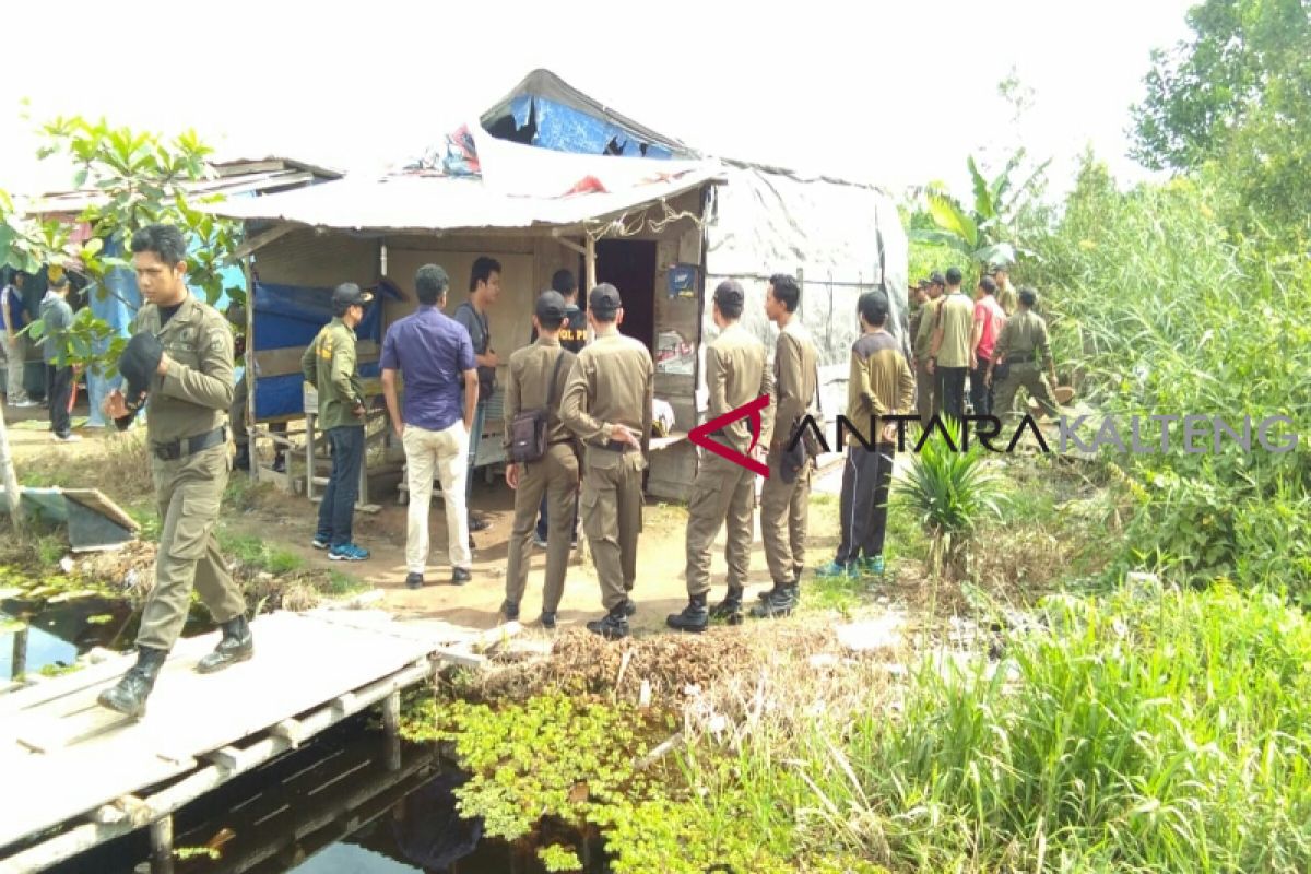 Satpol PP bongkar paksa warung yang diduga dijadikan tempat prostitusi