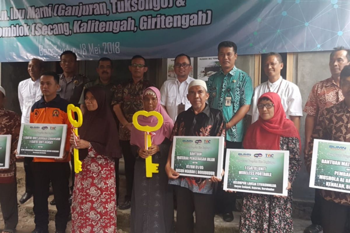 PT TWC beri bantuan kepada warga sekitar Borobudur