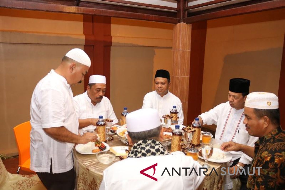 Bupati Tapsel - ASN buka puasa bersama