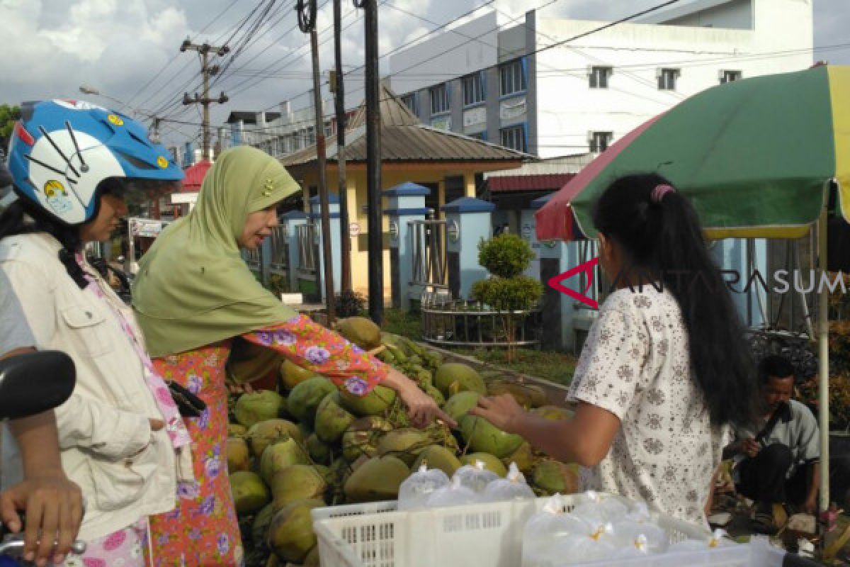 Pedagang kelapa muda semarakkan Palembang
