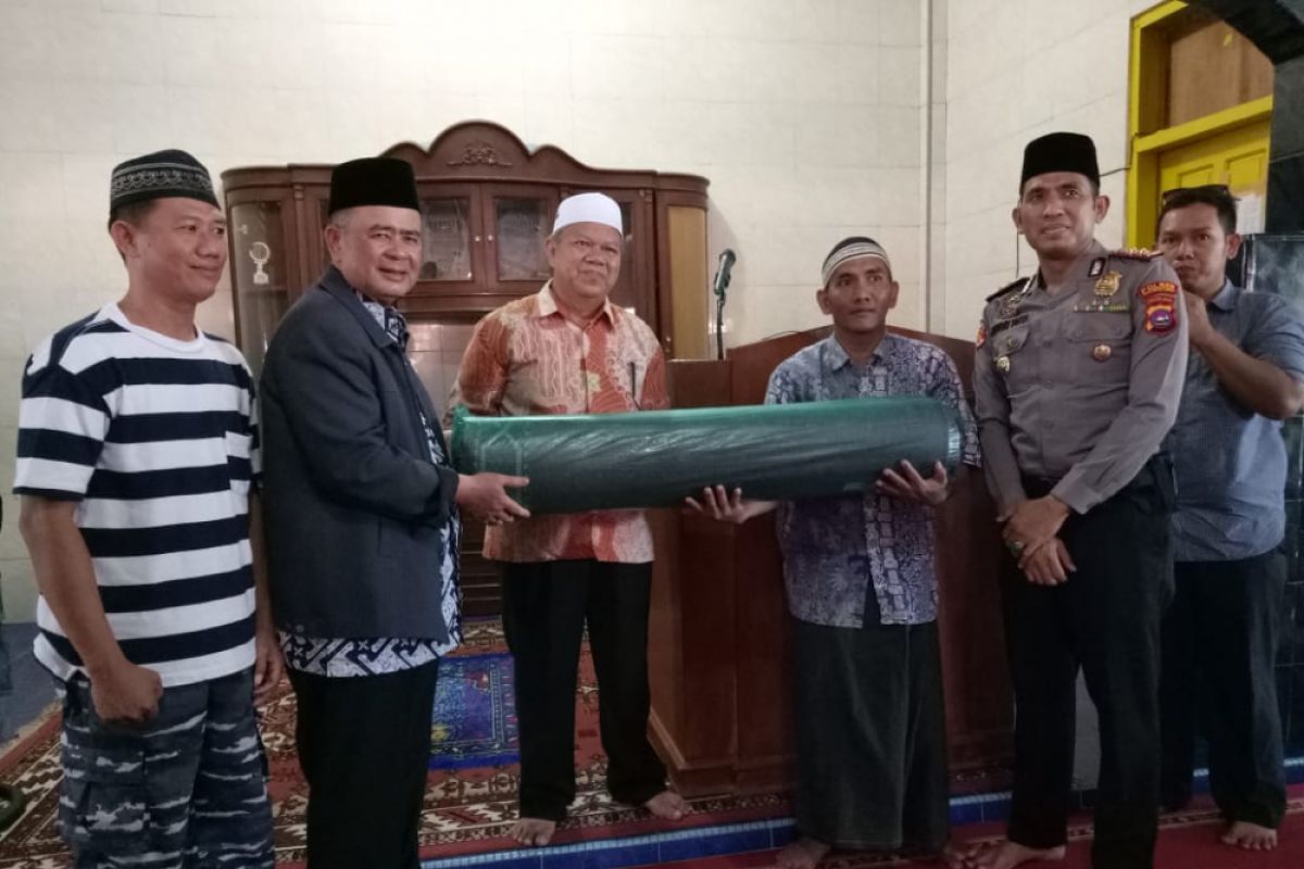 Wagub antarkan bantuan tikar untuk masjid Assalam Tuapejat Mentawai