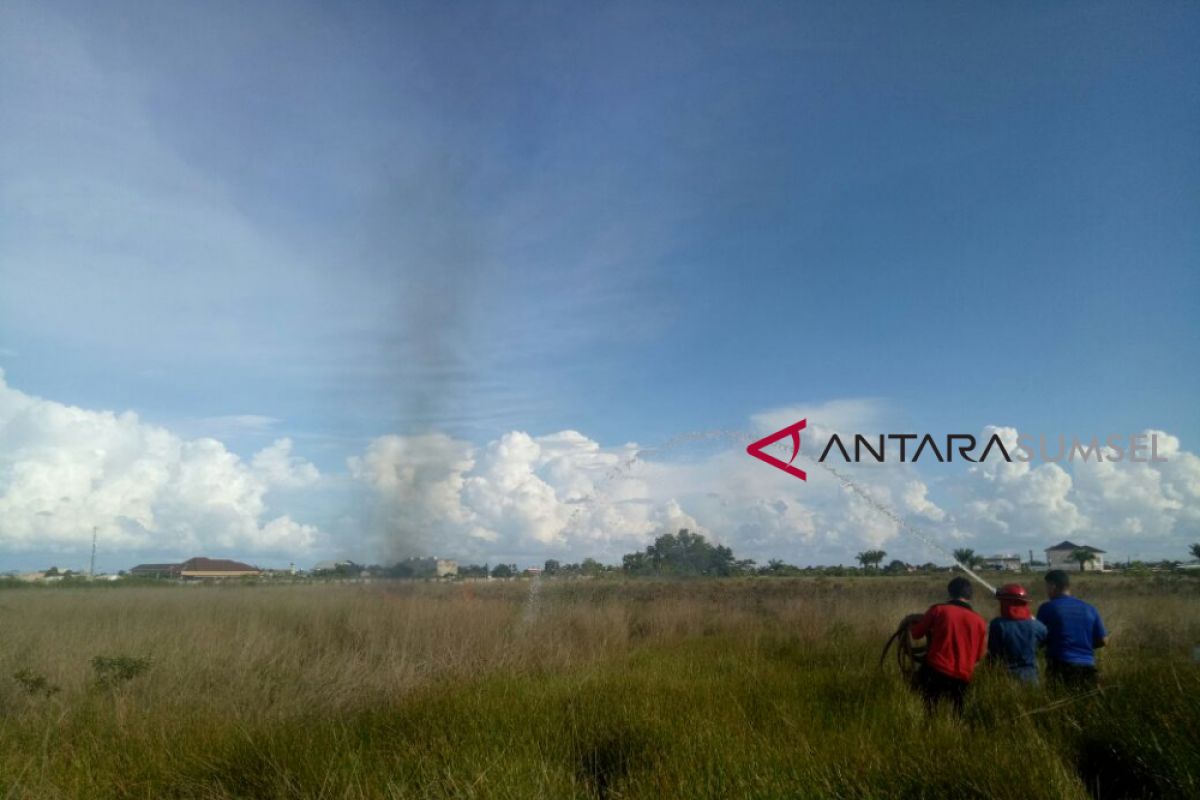 Kebakaran lahan kosong di Jakabaring