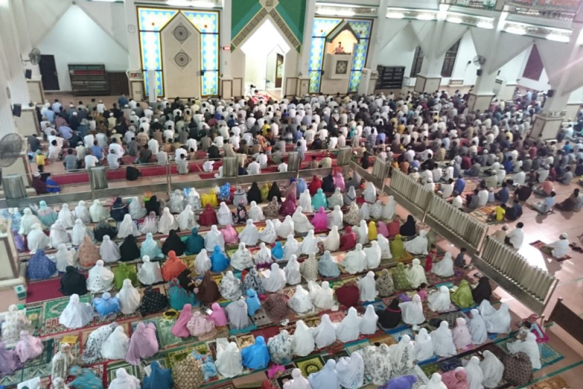 Ribuan umat Islam padati masjid Al-Muhajirin