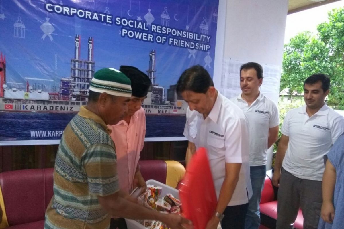 Karpowership beri paket ramadan kepada warga Waai