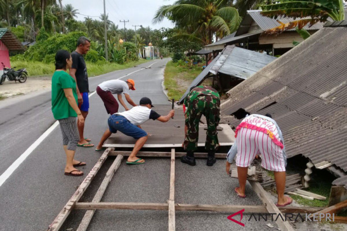 13 rumah rusak diterjang angin puting beliung