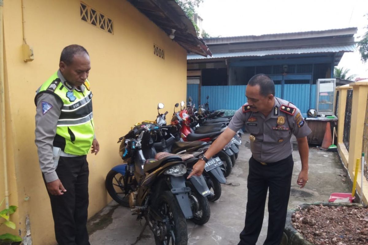 Kapolsek Cek Barang Bukti Hasil Balapan Liar