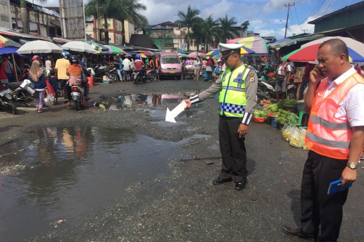 Genangan air penyebab kerusakan sejumlah ruas jalan