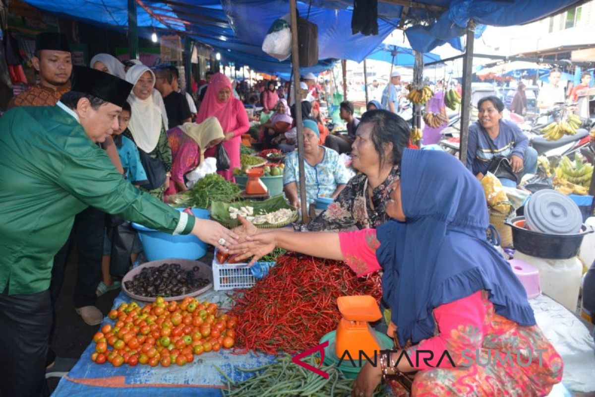 Calon Wali Kota Isnandar sapa pedagang di pasar