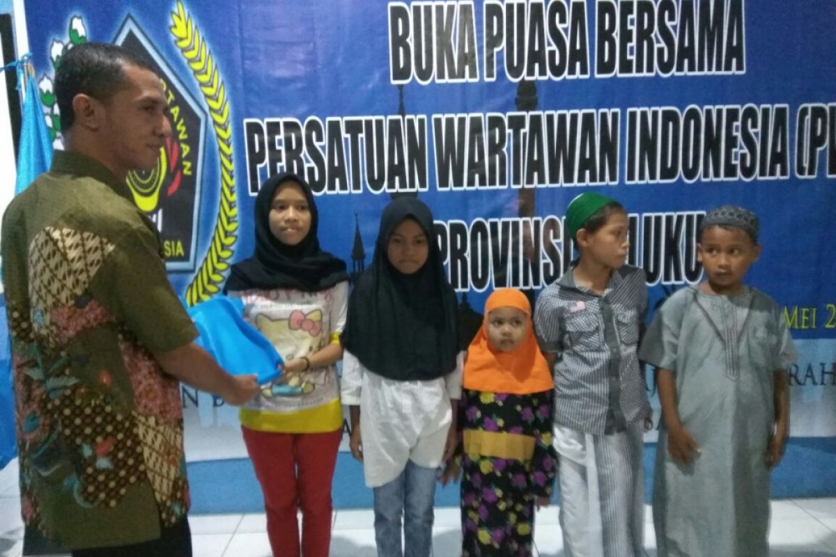 PWI Maluku berbuka puasa dengan anak yatim